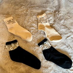 2 pairs of sheer accent floral socks